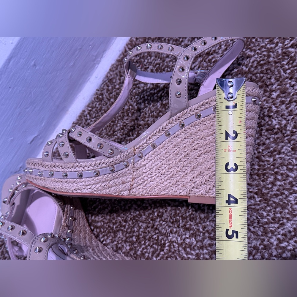 Vince Camuto Tamblyn Studded T-Strap Wedge Sandals Size 6.5M - Picture 4 of 6